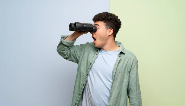 Giovane Sfondo Blu Verde Guardando Lontananza Con Binocolo — Foto Stock