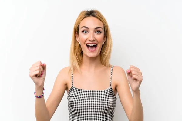 Giovane Donna Bionda Sul Bianco Isolato Che Celebra Una Vittoria — Foto Stock