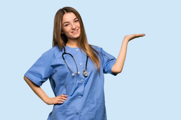 Enfermera Joven Sosteniendo Espacio Copia Imaginario Palma Mano Para Insertar — Foto de Stock