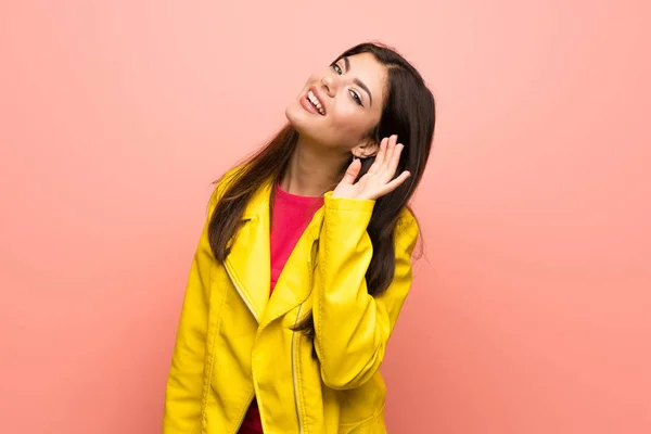 Tiener Meisje Roze Muur Luisteren Naar Iets Door Het Oor — Stockfoto