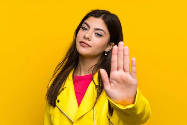 Teen Κορίτσι Πάνω Από Κίτρινο Τοίχο Κάνοντας Στάση Χειρονομία Χέρι — Φωτογραφία Αρχείου