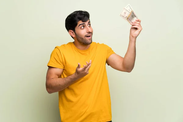 Νεαρός Άνδρας Πάνω Από Ροζ Τοίχο Λαμβάνοντας Πολλά Χρήματα — Φωτογραφία Αρχείου