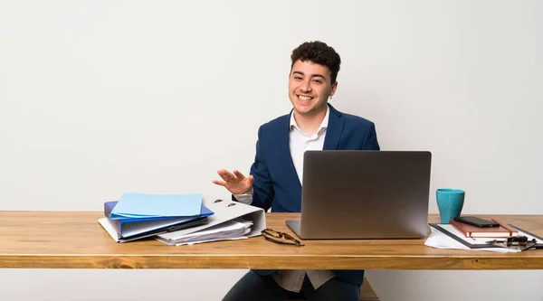 Bir Ofiste Adamı Gülümseyerek — Stok fotoğraf