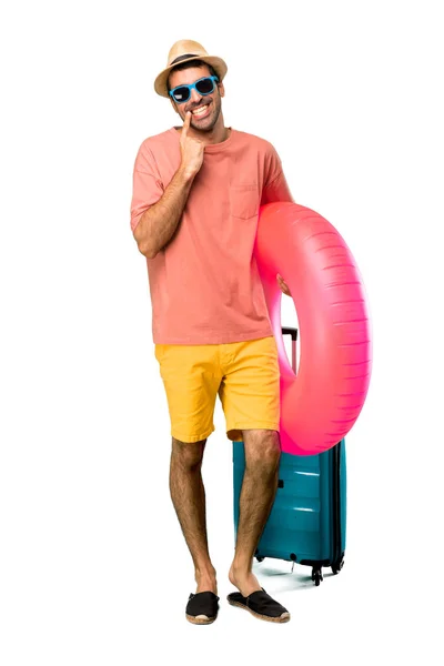 Un full-lenght di uomo con cappello e occhiali da sole sulla sua estate — Foto Stock