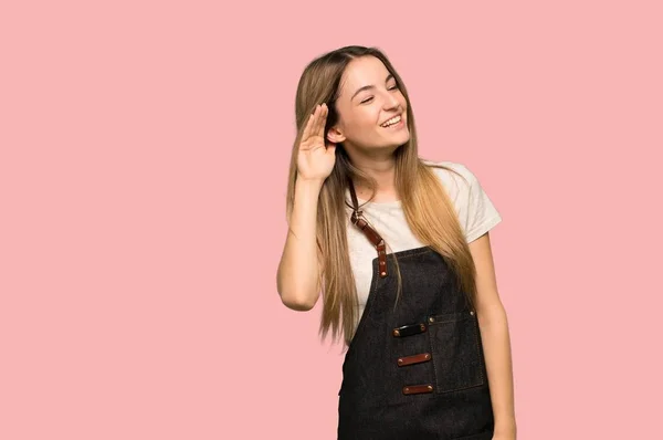 Mujer Joven Con Delantal Escuchando Algo Poniendo Mano Oreja Sobre —  Fotos de Stock