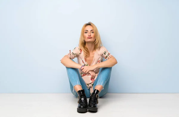 Młoda Blondynka Siedzi Portrecie Podłogi — Zdjęcie stockowe