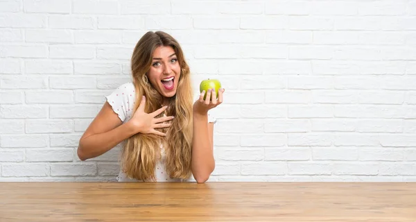 Young Blonde Woman Apple Making Surprise Gesture — 图库照片