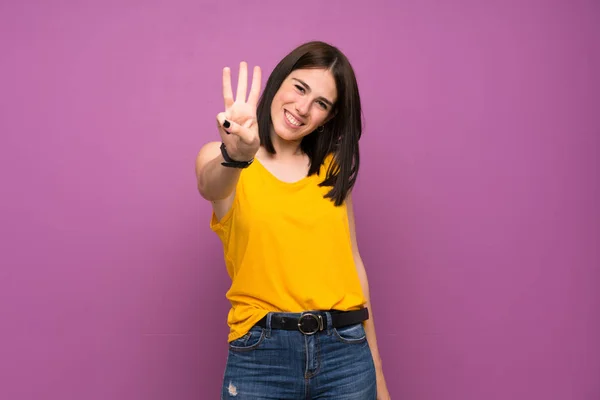 Mujer Joven Sobre Aislada Pared Púrpura Feliz Contar Tres Con — Foto de Stock