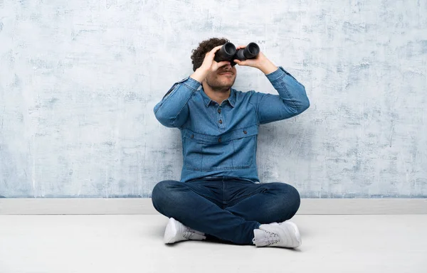 Joven Sentado Suelo Con Prismáticos Negros — Foto de Stock