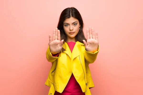 Adolescente Chica Sobre Pared Color Rosa Haciendo Stop Gesto Decepcionado —  Fotos de Stock