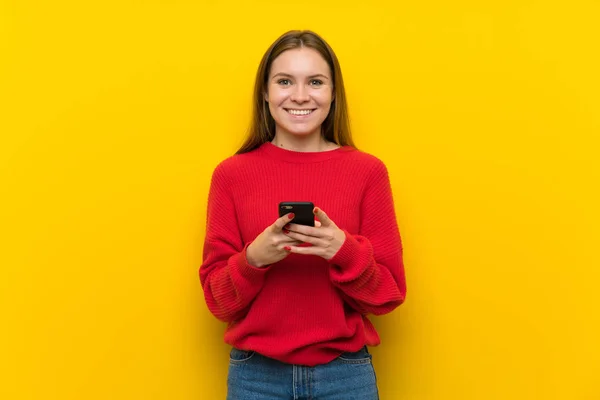 Junge Frau Über Gelbe Wand Sendet Eine Nachricht Mit Dem — Stockfoto