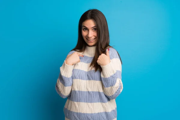 Junge Frau Über Blaue Wand Mit Überraschendem Gesichtsausdruck — Stockfoto