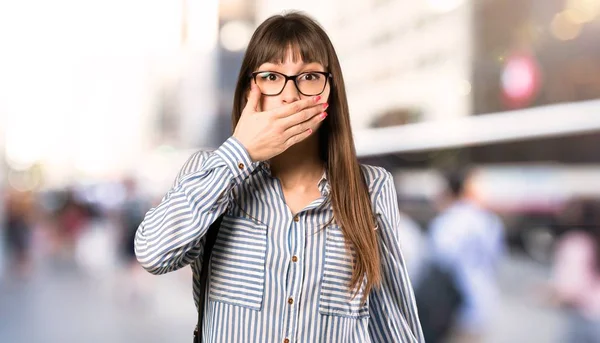 Donna Con Gli Occhiali Che Coprono Bocca Con Mani Dire — Foto Stock