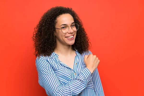 Mujer Dominicana Sobre Muro Rojo Celebrando Una Victoria —  Fotos de Stock