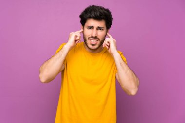 Izole mor duvar sinirli ve kulakları kapsayan üzerinde Yakışıklı