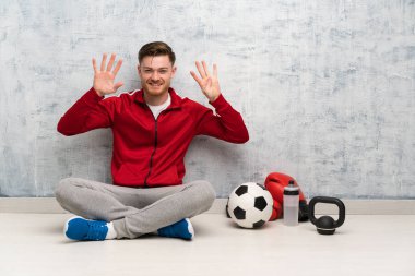 Redhead spor adam parmakları ile dokuz sayma