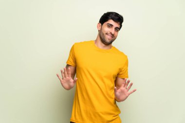 Pembe duvar gülümseyen üzerinde genç adam