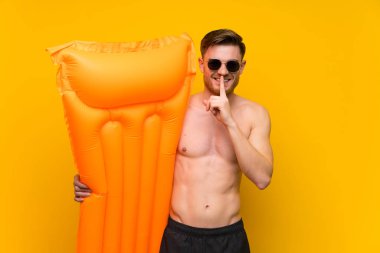 Yaz tatillerinde kızıl saçlı adam sessizlik jesti yapıyor