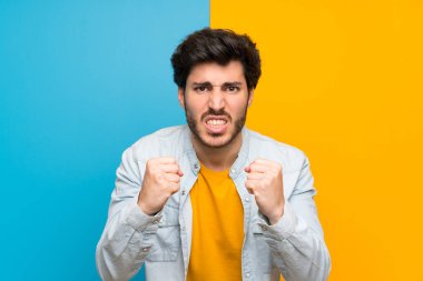 Kötü bir durum tarafından hayal kırıklığına izole renkli arka plan üzerinde Yakışıklı