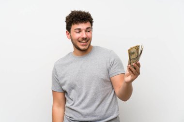 İzole duvar üzerinde kıvırcık saçlı adam çok para alıyor