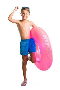 Izole beyaz arka plan üzerinde bir zafer kutlayan yaz tatilinde Çocuk tam uzunlukta bir çekim