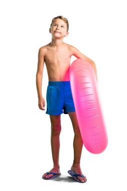 Yaz tatili standında Çocuk tam uzunlukta bir çekim ve izole beyaz arka plan üzerinde seyir