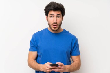 Cep telefonu kullaranarak yakışıklı adam
