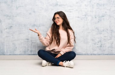 Şüphelerle copyspace tutan bir tabloda okuyan genç öğrenci kız