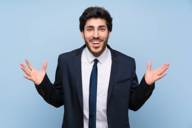 Şok yüz ifadesi ile izole mavi duvar üzerinde Işadamı
