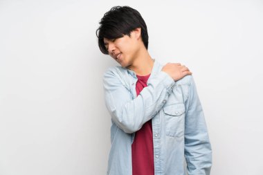 Bir çaba yapmış için omuz ağrısı muzdarip izole beyaz arka plan Asyalı adam