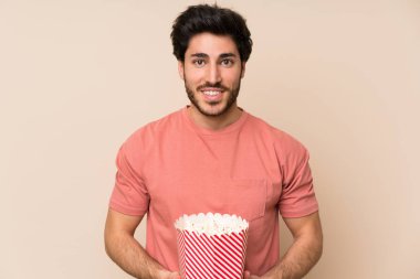 Elinde patlamış mısır tutan yakışıklı adam