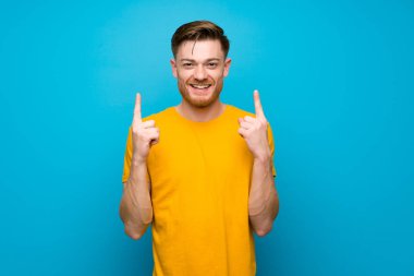 Mavi duvarın üstündeki kızıl adam harika bir fikre işaret etti.