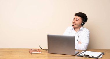 Telemarketer adam gülümserken yukarı bakıyor