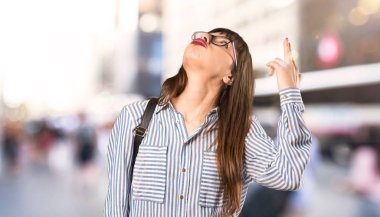 Açık havada intihar jest yapma sorunları ile gözlük kadın