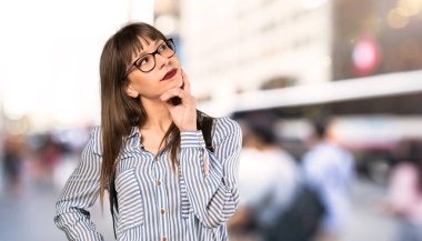 Açık havada bakarak bir fikir düşünme gözlük ile kadın