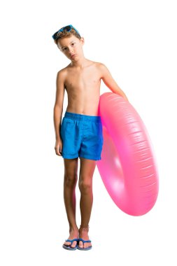 Yaz tatilinde Çocuk tam uzunlukta bir çekim mutsuz ve bir şey ile sinirli. İzole beyaz arka planda negatif yüz ifadesi