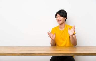 Sarı gömlek gülümseyen Asyalı adam