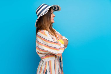 Yaz tatilinde bikinili genç kadın yan pozisyonda