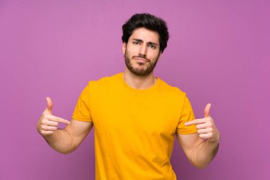 Izole mor duvar üzerinde Yakışıklı gururlu ve kendini tatmin