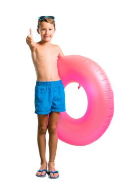 Yaz tatilinde Çocuk tam uzunlukta bir çekim jest kadar bir başparmak veren ve izole beyaz arka plan üzerinde gülümseyerek