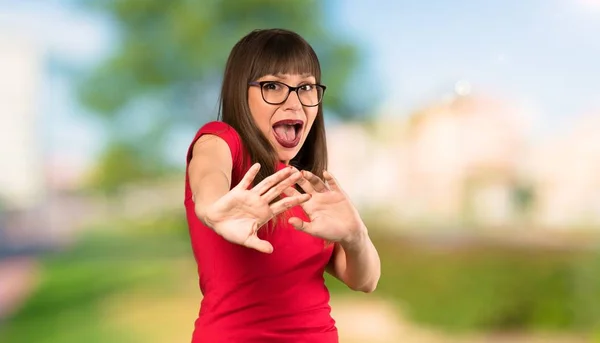 Mulher Com Óculos Nervosos Assustados Esticando Mãos Para Frente Livre — Fotografia de Stock