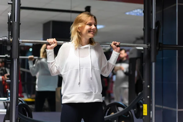 Deporte Mujer Gimnasio Haciendo Levantamiento Pesas —  Fotos de Stock