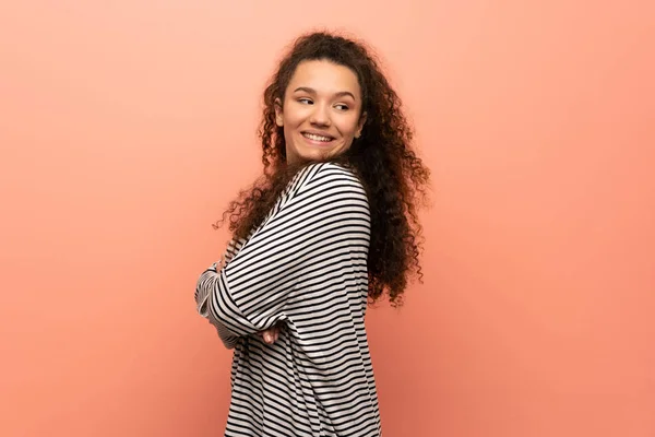 Tinédzser Lány Több Mint Rózsaszín Fal Karokkal Keresztbe Boldog — Stock Fotó