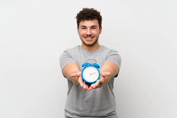 Man Med Lockigt Hår Över Isolerad Vägg Holding Vintage Väckarklocka — Stockfoto