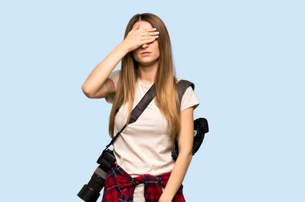 Jeune Photographe Femme Couvrant Les Yeux Par Les Mains Veux — Photo