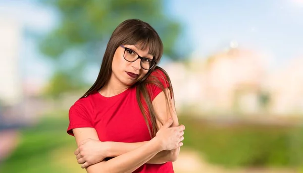 Mulher Com Óculos Fazendo Gestos Dúvidas Levantar Ombros Livre — Fotografia de Stock