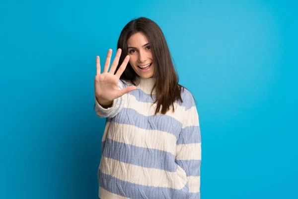 Jeune Femme Sur Mur Bleu Comptant Cinq Avec Des Doigts — Photo