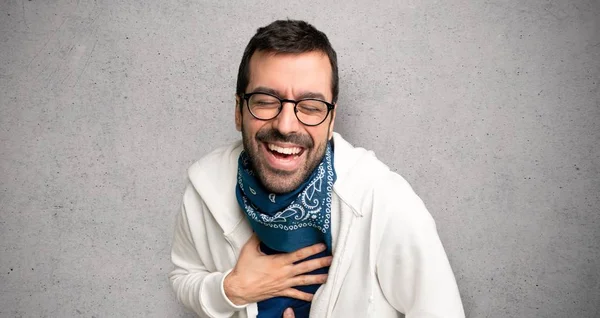 Bonito Homem Com Óculos Sorrindo Muito Colocar Mãos Peito Sobre — Fotografia de Stock