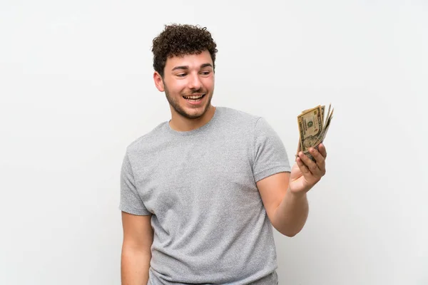 Homme Aux Cheveux Bouclés Sur Mur Isolé Prenant Beaucoup Argent — Photo