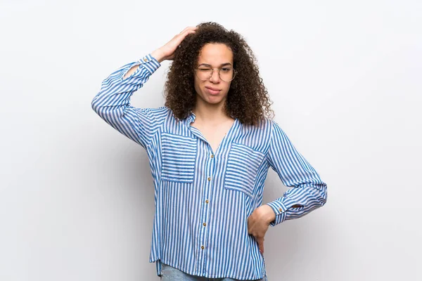 Dominican Woman Striped Shirt Having Doubts While Scratching Head — Stock Photo, Image